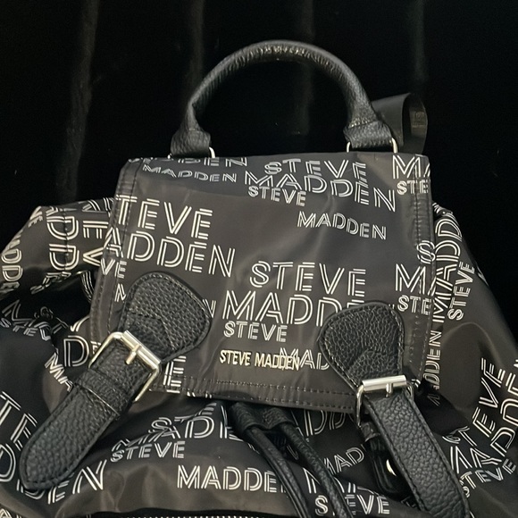 Steve Madden Black Nylon White Logo Cinch & Flap Top Back Pack w/ 4 Zip Pockets - Picture 7 of 13
